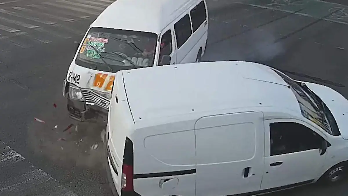 Camioneta tipo Van la cual previamente fue colisionada por una unidad del transporte público